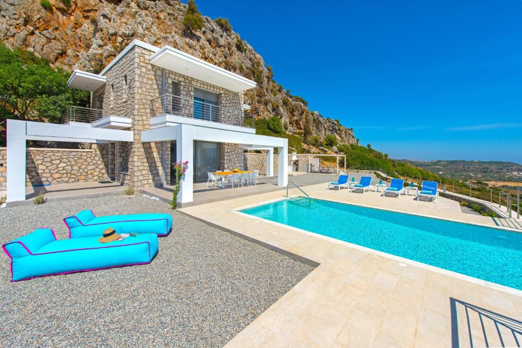 Villa con piscina y casa en Villa Olympos, en Afantou