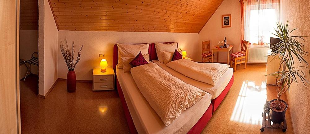 Postel nebo postele na pokoji v ubytování Landgasthof Weberhans