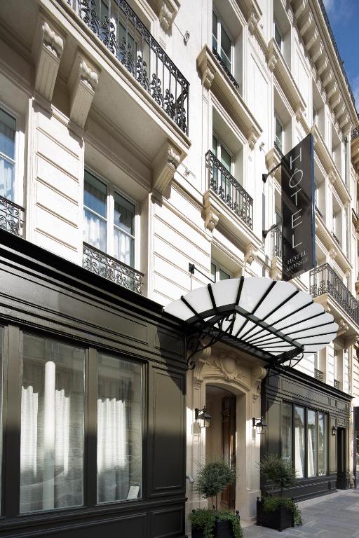 un edificio con una fachada en blanco y negro en Hotel Monge, en París