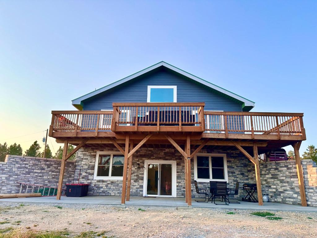 una casa con terraza encima en Newly-Built Modern Farmhouse in Lewistown, MT, en Lewistown