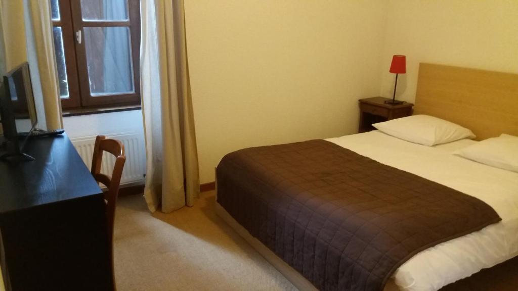 Postel nebo postele na pokoji v ubytování Le Relais Des Dix Crus - Logis Hôtel B&B