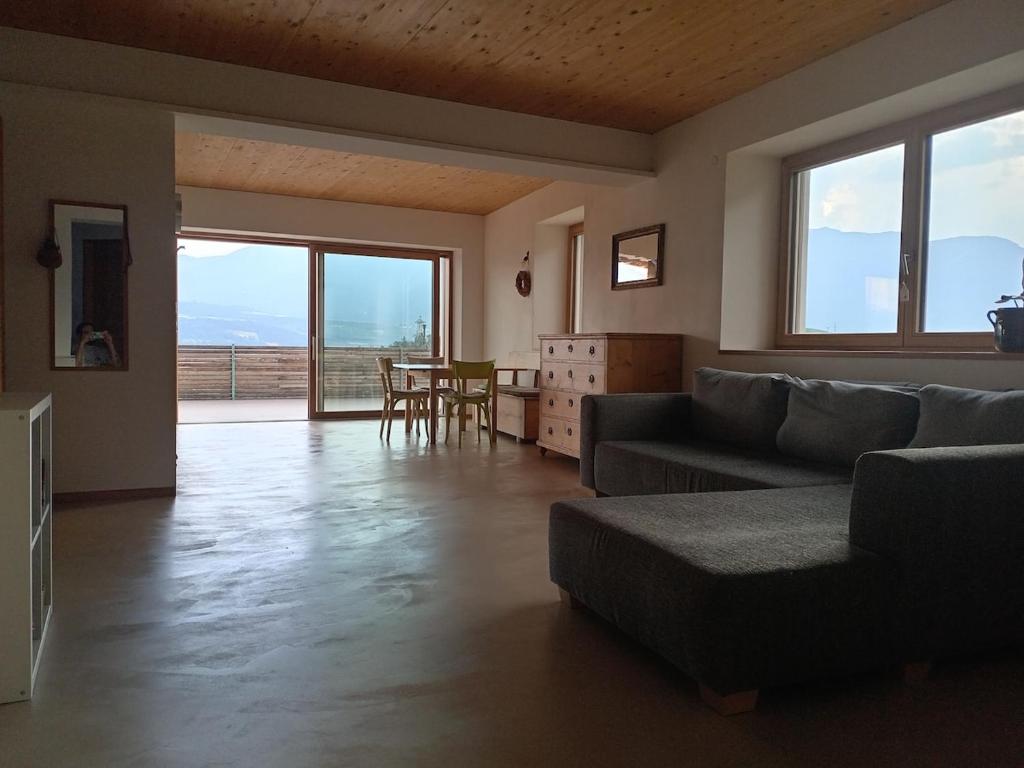 una sala de estar con un sofá y una mesa en Relaxing accommodation and family, en Flavon