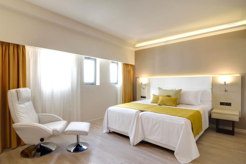 Postel nebo postele na pokoji v ubytování Athens Avenue Hotel