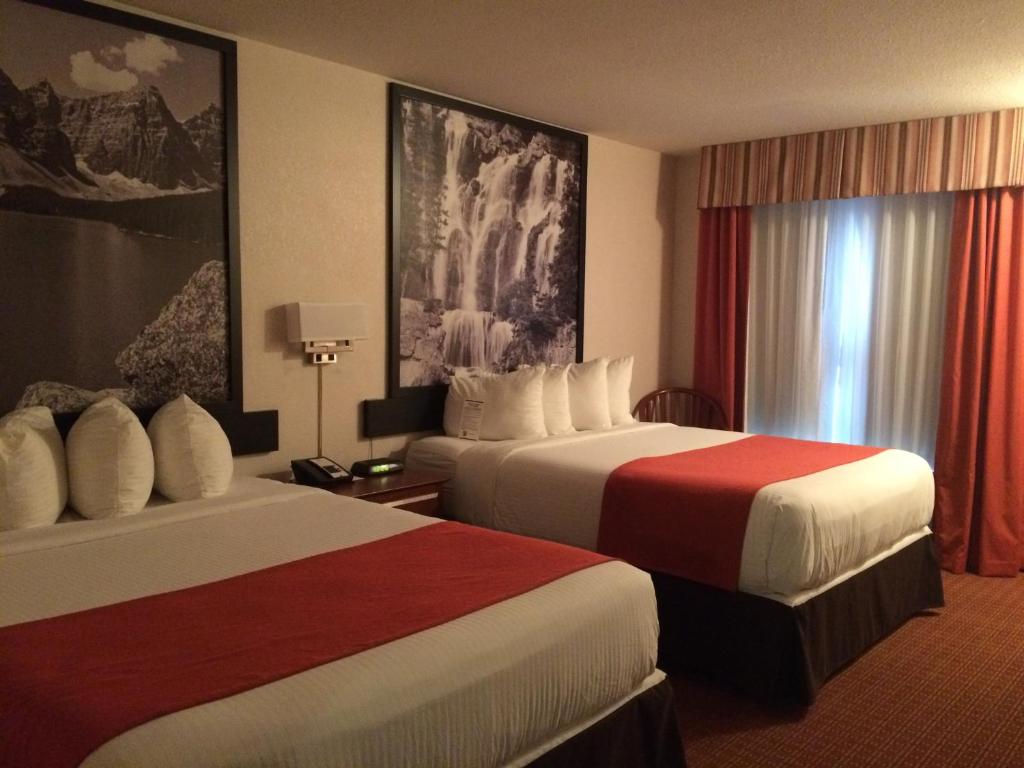 Postel nebo postele na pokoji v ubytování Super 8 by Wyndham Drayton Valley