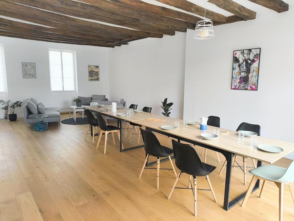 a large conference room with a long table and chairs at Maison Loire & Cé'rénité in Les Ponts-de-Cé