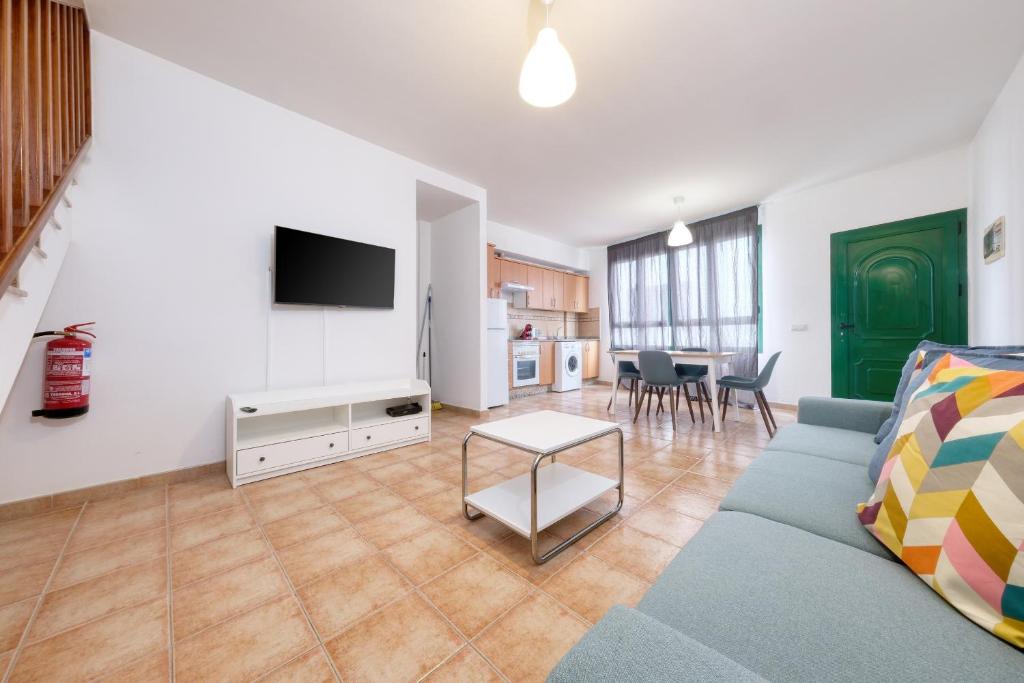 una sala de estar con un sofá y una mesa en Mar y Ola, en Playa Blanca