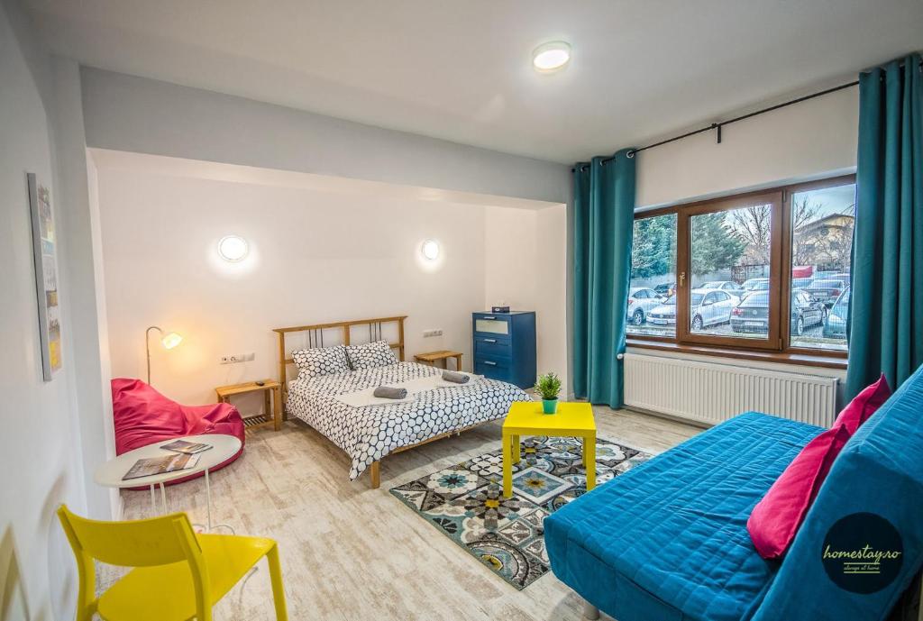 a bedroom with a bed and a couch at Homestay in Otopeni