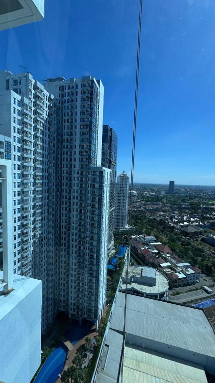 una vista aerea di una città con edifici alti di Apartemen Anderson PTC surabaya by staycation 28 a Surabaya