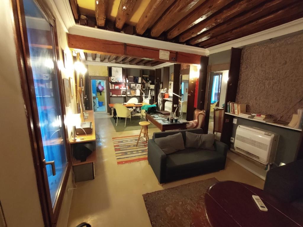 vistas panorámicas a una sala de estar con sofá y mesa en Suite Apartment San Marco 1825, en Venecia