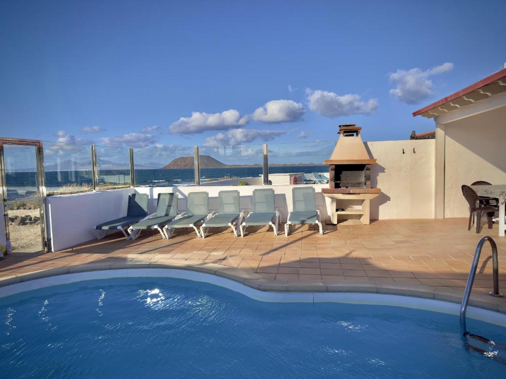 Bazén v ubytování Villa Miranda Los Remos nebo v jeho okolí