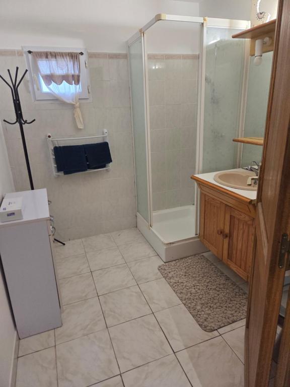 Ένα μπάνιο στο Logement chez habitant