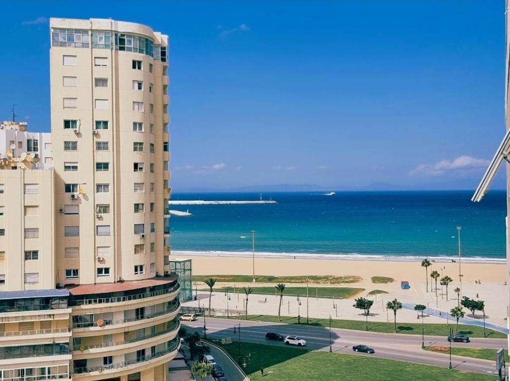 タンジェにあるpanoramic sky 17の建物とビーチの景色を望む
