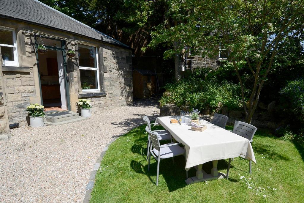 una mesa y sillas en el patio trasero de una casa en WM Apartments, en Edimburgo