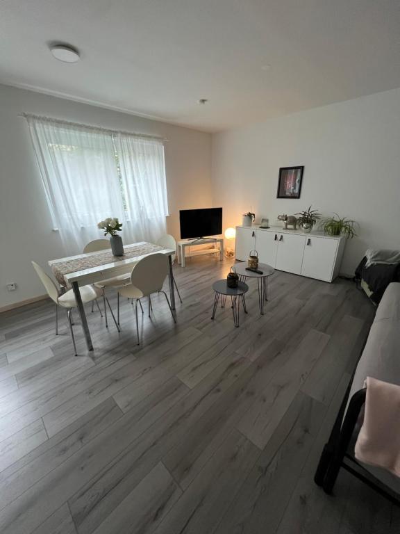 a living room with a table and chairs and a couch at Gemütliche Einliegerwohnung (2 Zimmer), Schönaich in Schönaich