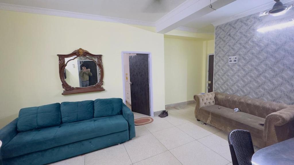 Posezení v ubytování Luxury 2BHK with Parking