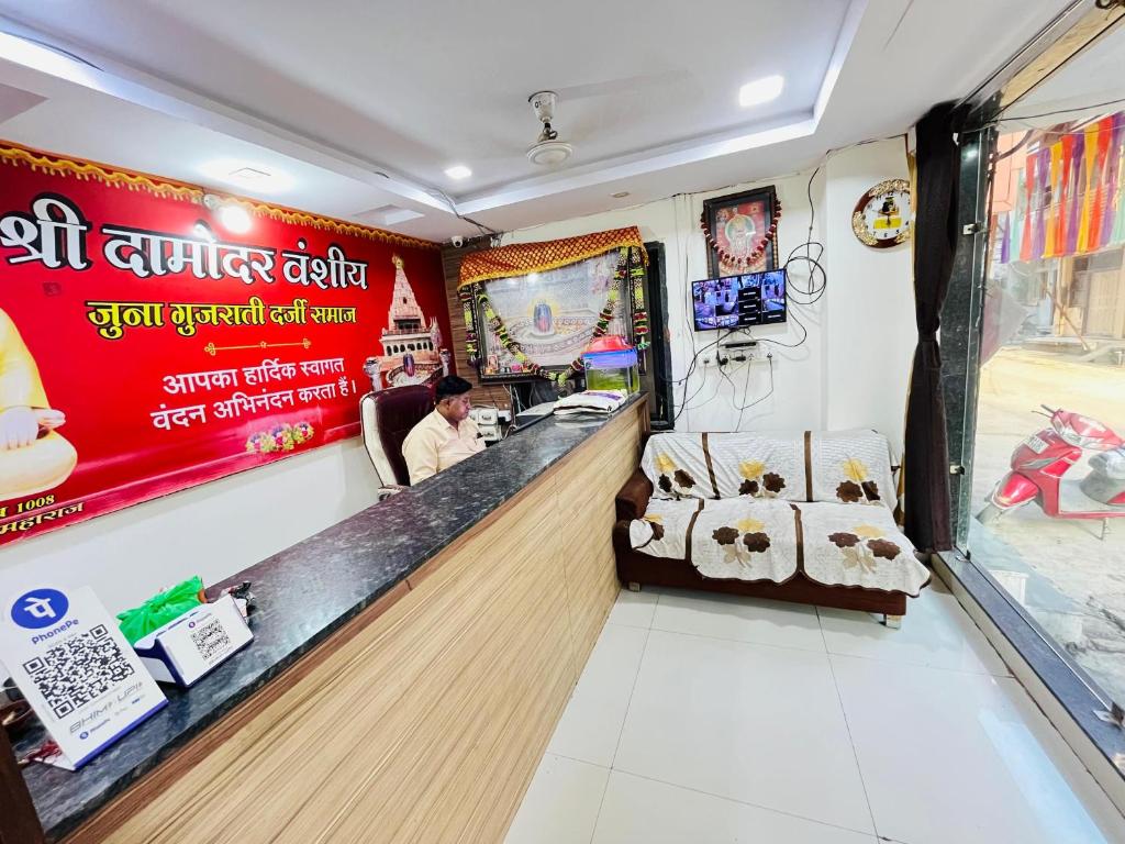un bowling avec un homme assis au comptoir dans l'établissement Shree Tekchand Palace, à Ujjain