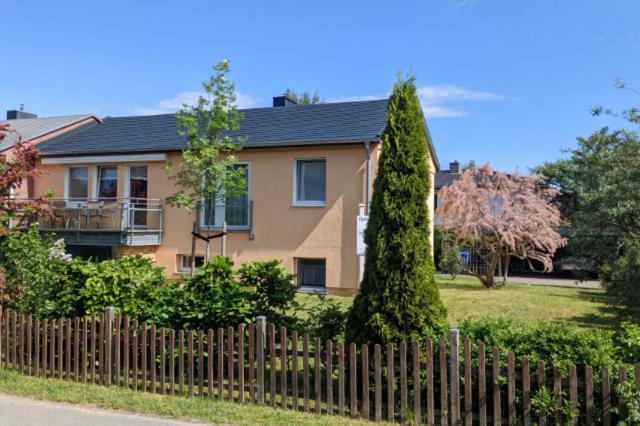 a house with a wooden fence in front of it at Haus Nordereck in Wustrow