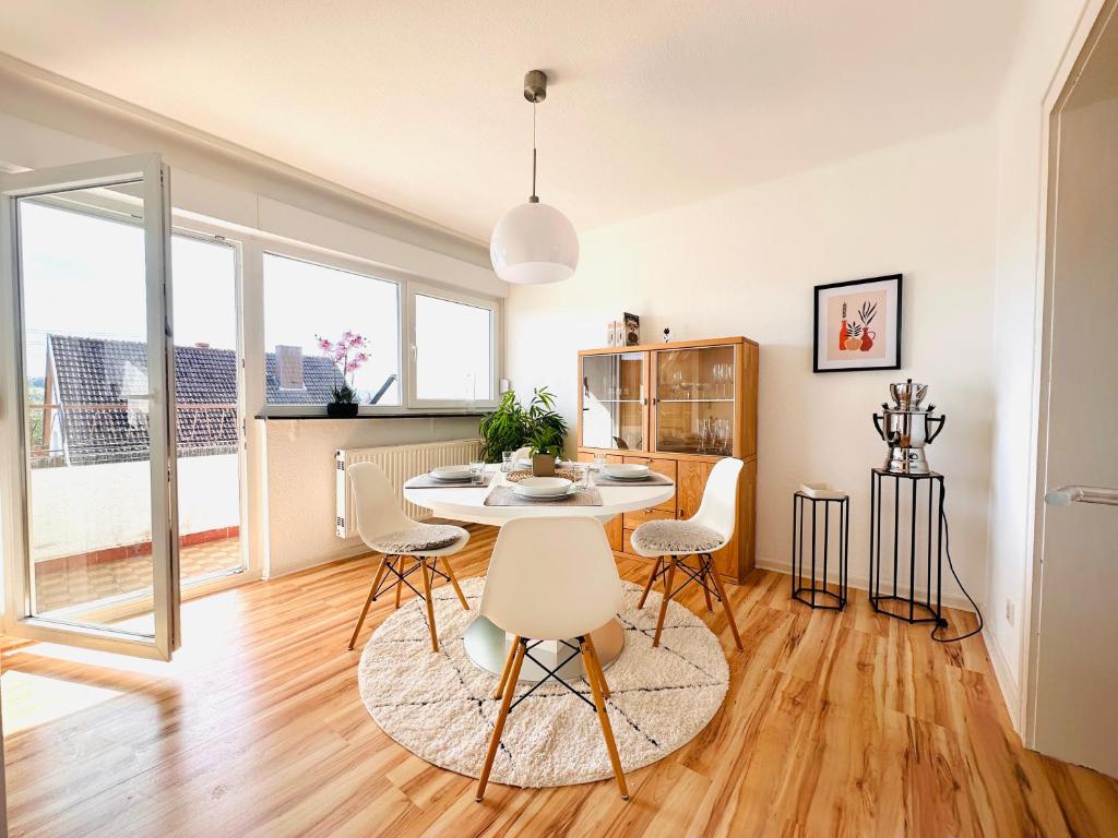 a kitchen and dining room with a table and chairs at FinkenBlick I Wohnung in Illingen Saar I für kleine Familien I Paare mit Hund und Monteure in Illingen