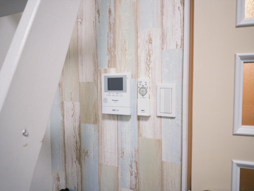 una habitación con una pared con un microondas. en D Regalo - Vacation STAY 35963v, en Tokio