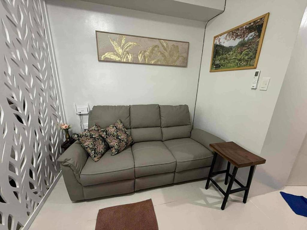 Uma área de estar em Taal Lake View Condo in Tagaytay