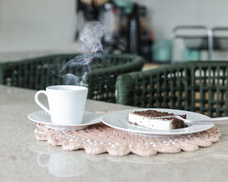 een stuk cake en een kop koffie op een tafel bij Ecos da Serra in Bezerros