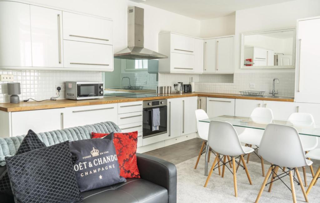 Curated visual reference: Gallery Detail: Airy 2Bdr Penthouse With Rooftop Balcony Brighton Brighton Hove