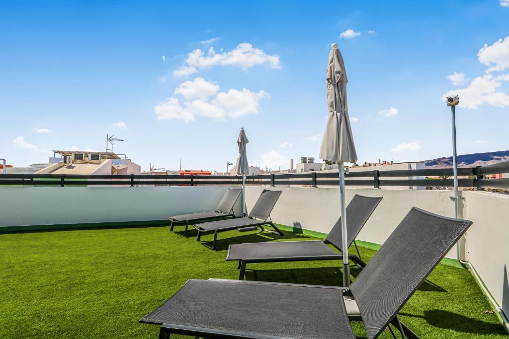 ベシンダリオにあるCity Hub Stayの屋根の上の椅子