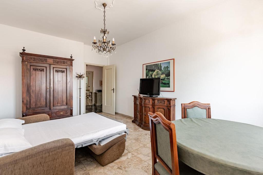 a room with a bed and a table and a tv at Casa Del Volo 10 Min Turin Airport & Juve Stadium in Borgaro Torinese