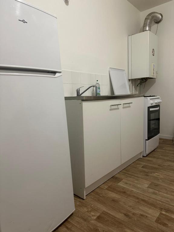 una cocina con frigorífico y fregadero en Chambre Double, en Chessy