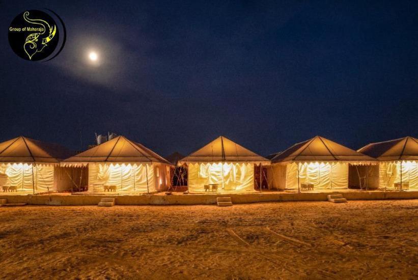 una fila di tende in un campo di notte di Dunes Heritage Desert Camp a Jaisalmer