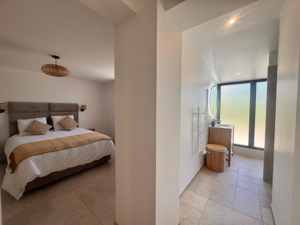 Ένα ή περισσότερα κρεβάτια σε δωμάτιο στο Superbe Villa Arià avec piscine chauffée