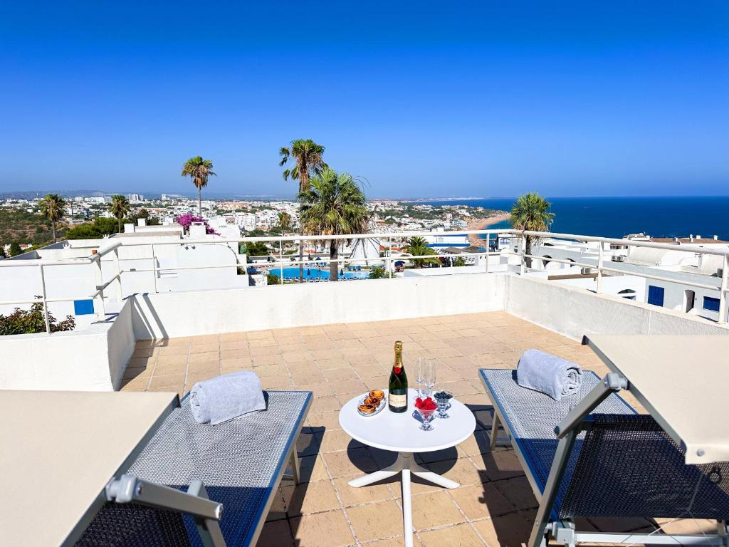 patio con tavolo e bottiglia di vino di Stunning Sunrise & Sunset Rooftop Condo by BeCherish ad Albufeira