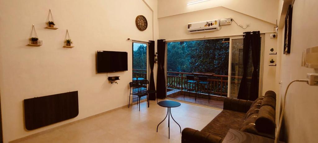 TV a/nebo společenská místnost v ubytování Hillview Escape - Cozy 1bhk apartment