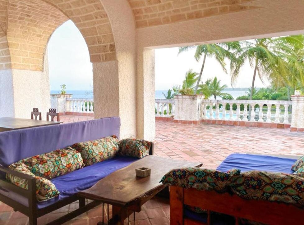 un salon avec un canapé et une table dans l'établissement Beachfront Villa, Bofa Rd Kilifi, à Kilifi