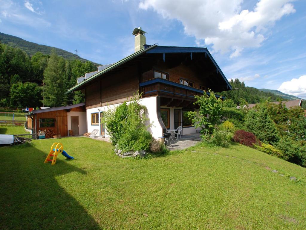 ein Haus mit einem Rasenvorplatz in der Unterkunft Chalet in Neukirchen near Ski Wildkogel in Neukirchen am Großvenediger