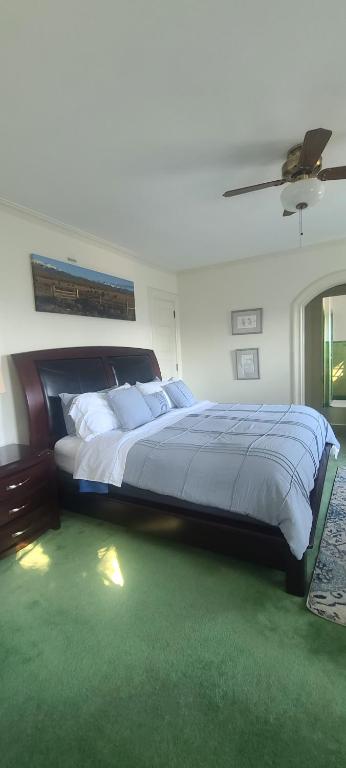 Postel nebo postele na pokoji v ubytování Joyful Manor