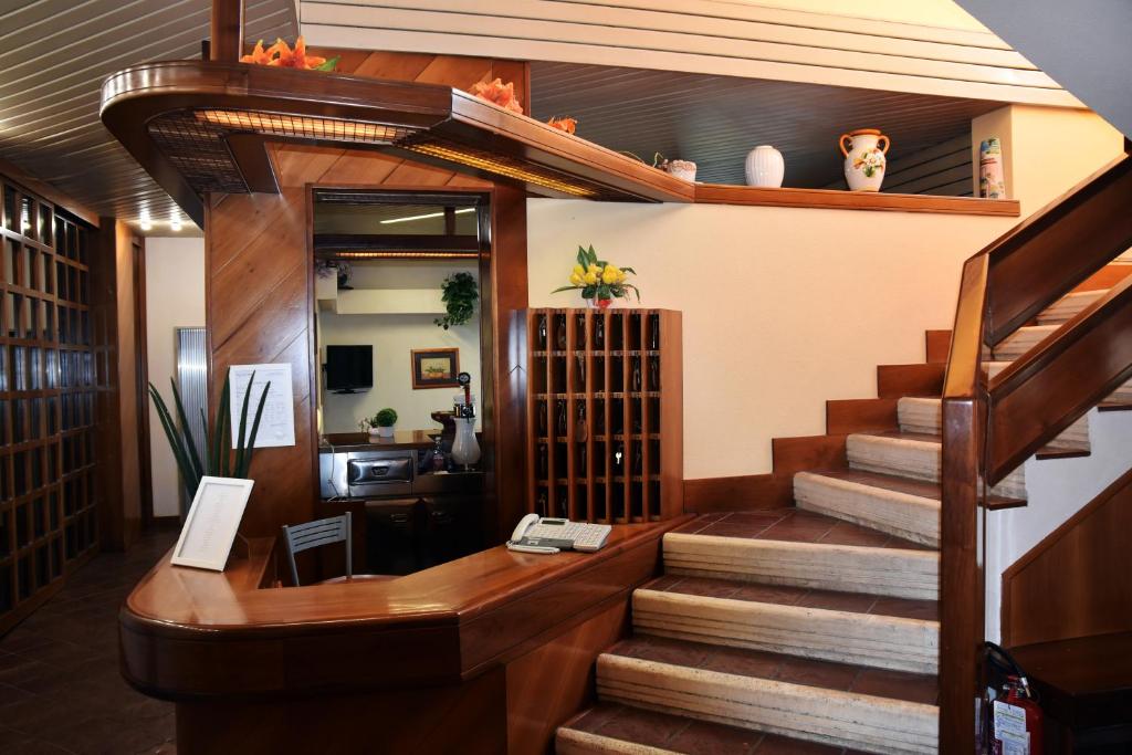 een trap in een kamer met een trap bij Hotel Graziella in Bellaria-Igea Marina