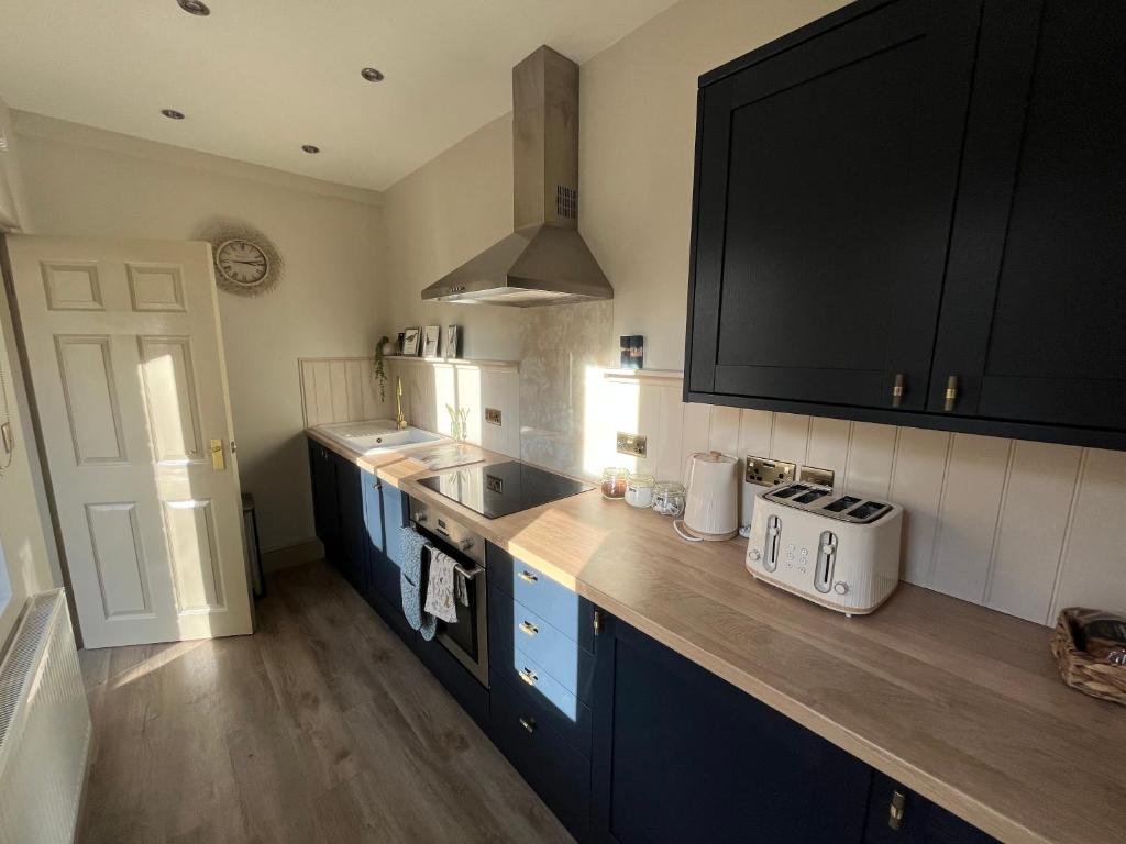 Dapur atau dapur kecil di Glenesk Flat 2 with private courtyard