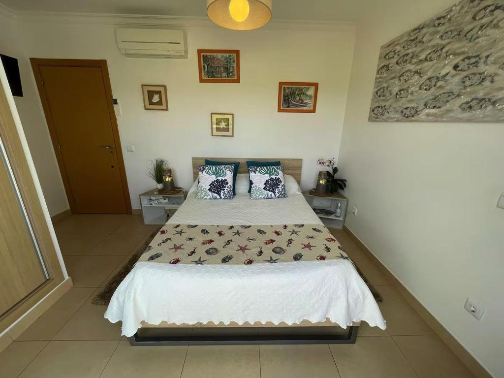 ein Schlafzimmer mit einem großen Bett mit zwei Kissen in der Unterkunft Le PARADIS DE LA COTE SUD EST ALGARVIA in Altura