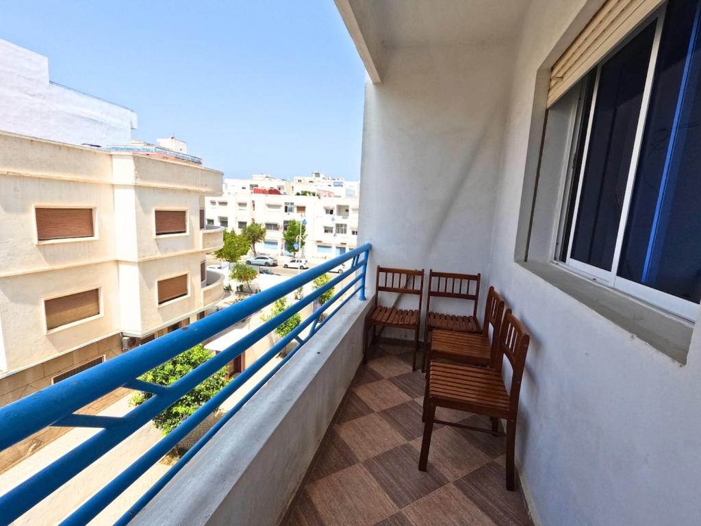 balcón con 2 sillas y ventana en Martil Apartment Near Beachfront, en Martil