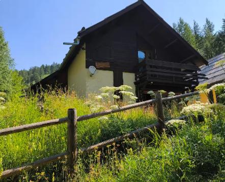 un fienile con una recinzione di fronte di Chalet vue montagne nature à Abriès Queyras ad Abriès