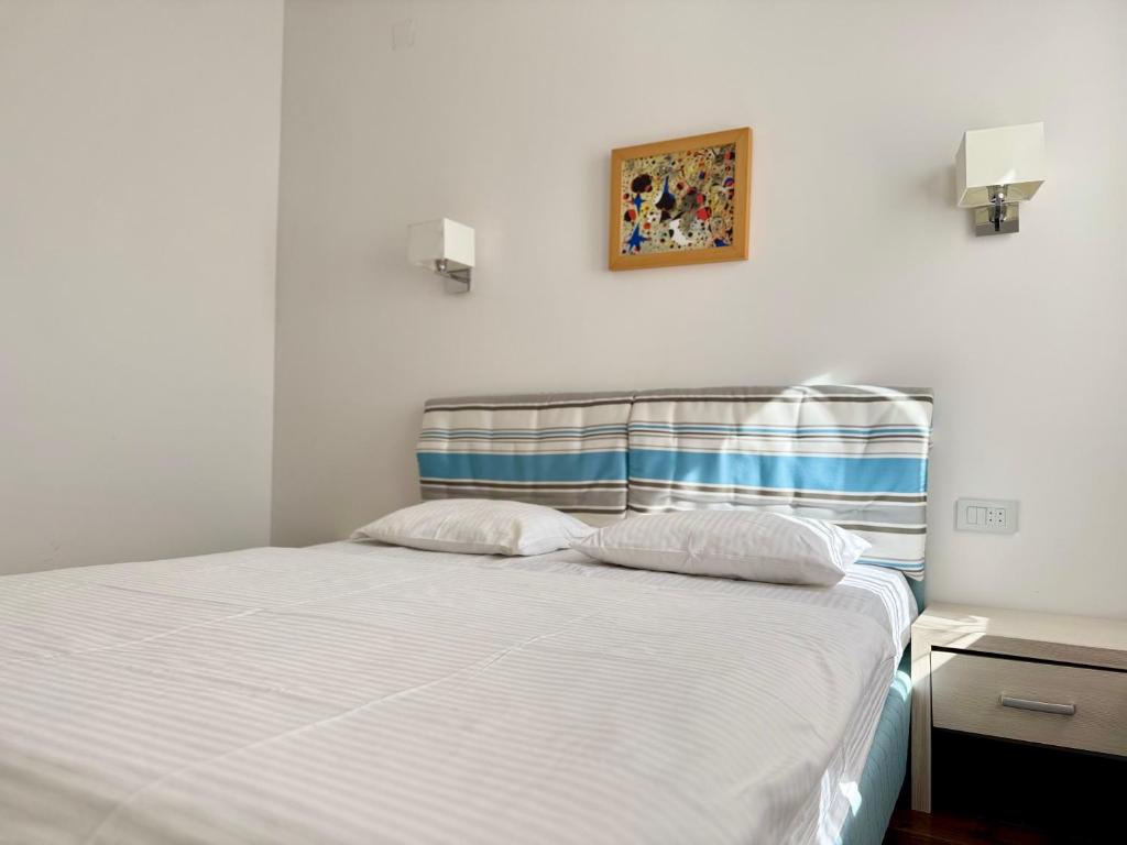 a bed with two pillows on it in a room at Jaram Vile Apartmani in Kopaonik