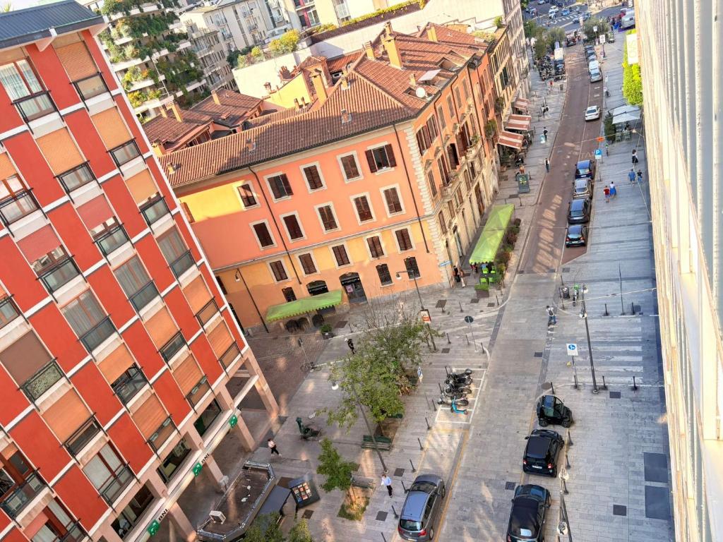 une vue aérienne d'une rue de la ville avec des bâtiments dans l'établissement Luxury Home on Corso Garibaldi, à Milan