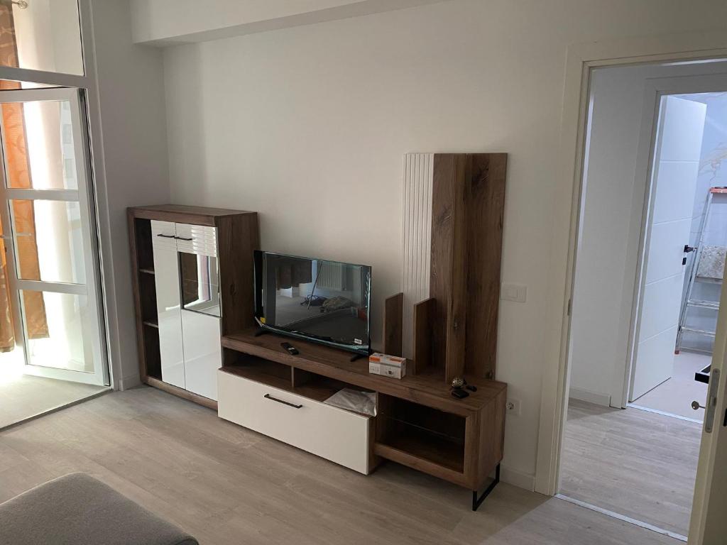 a living room with a tv on a dresser at Ana Maria in Lunca Cetăţuii