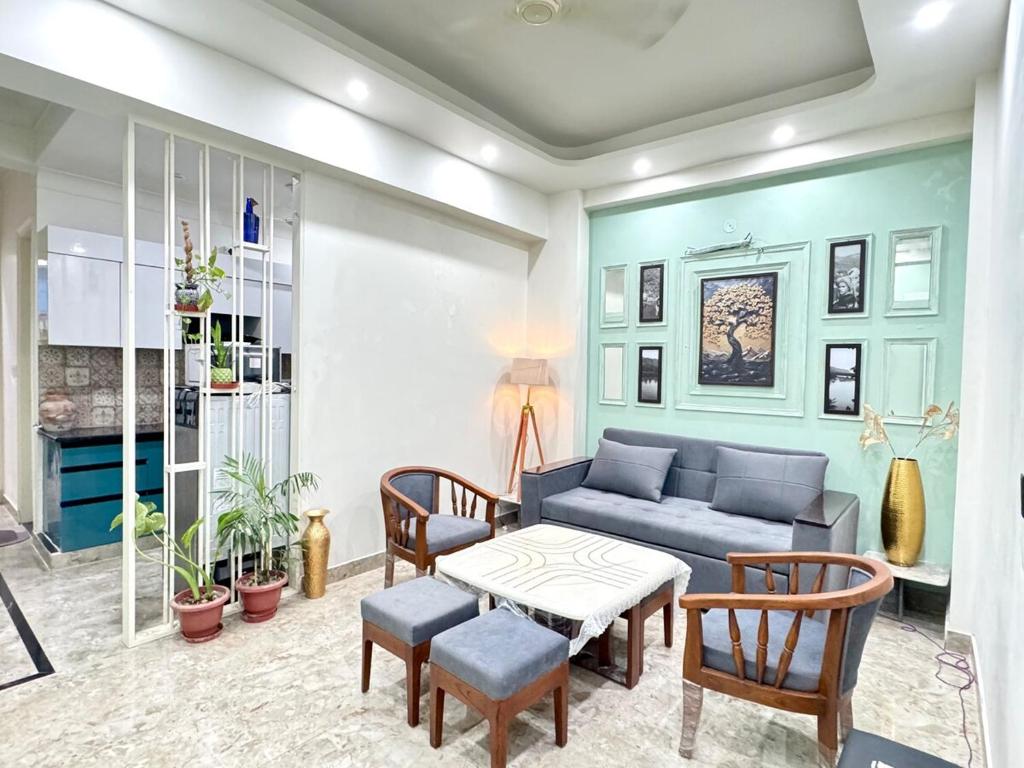 un soggiorno con un divano, un tavolo e delle sedie di The Olivia 5 Star 1BHK Luxury suite a Rishikesh