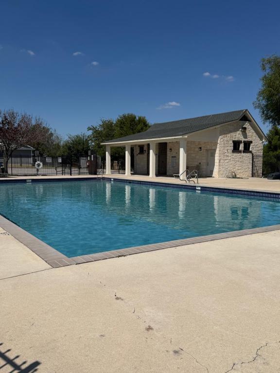 Πισίνα στο ή κοντά στο Family Friendly, Relaxing home in Great Location
