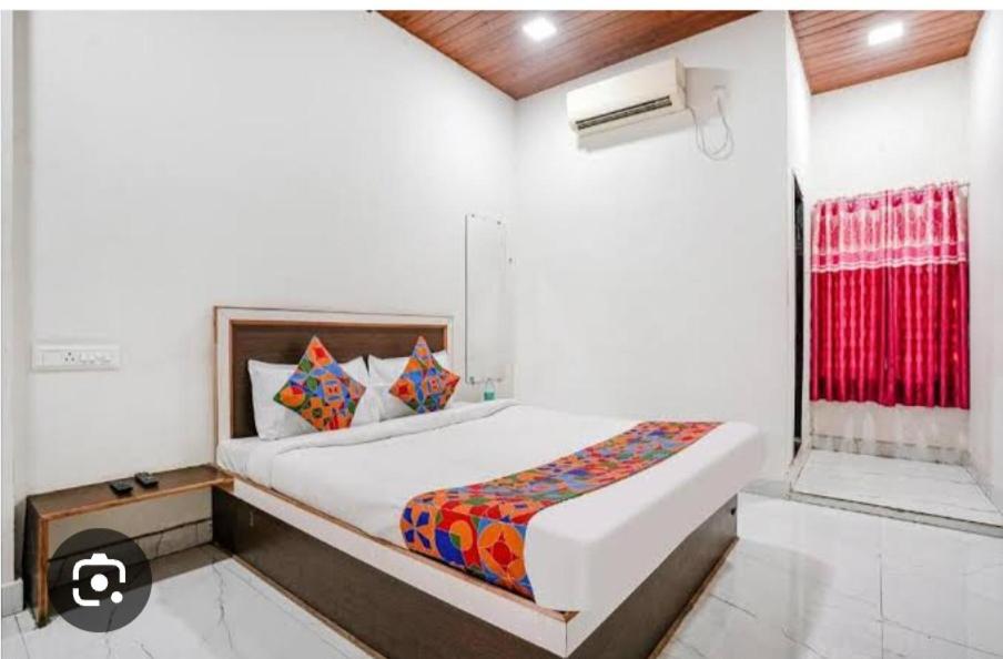 ein Schlafzimmer mit einem Bett und einem roten Fenster in der Unterkunft Sunil palace in Parli Vaijnāth