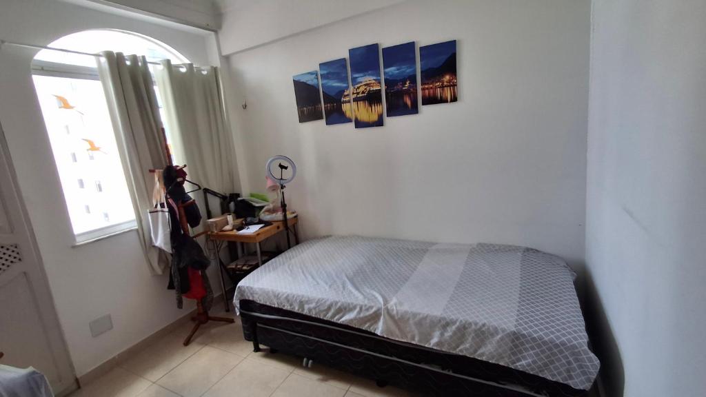 ein Schlafzimmer mit einem Bett und einem Fenster in der Unterkunft Casa da Marcia in Belém