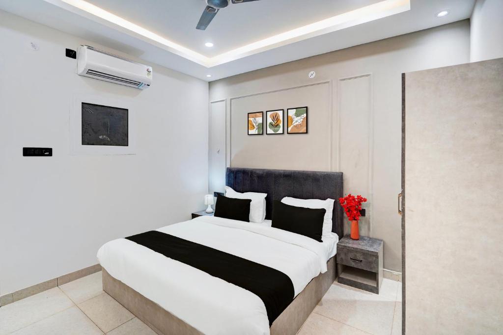 a bedroom with a large bed in a room at OYO 8303 Hotel SS Royal in Transport Nagar