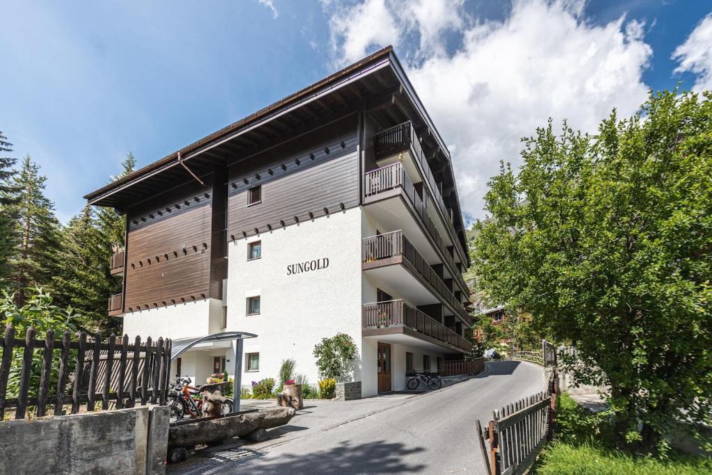 un grande edificio bianco con tetto nero di Zermatt - well located and equipped studio a Zermatt